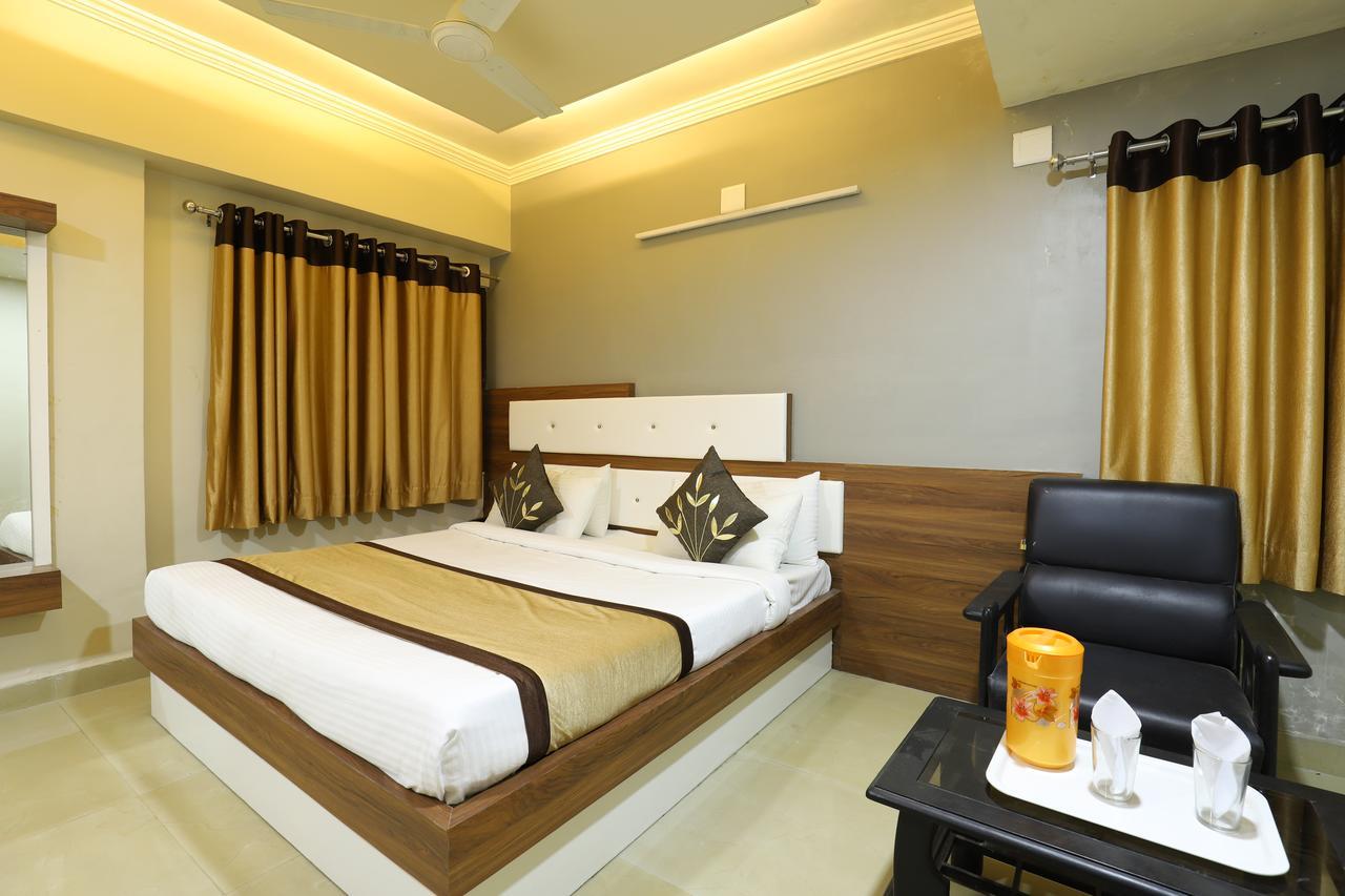 Hotel Loyal Residency Jamnagar Exterior photo