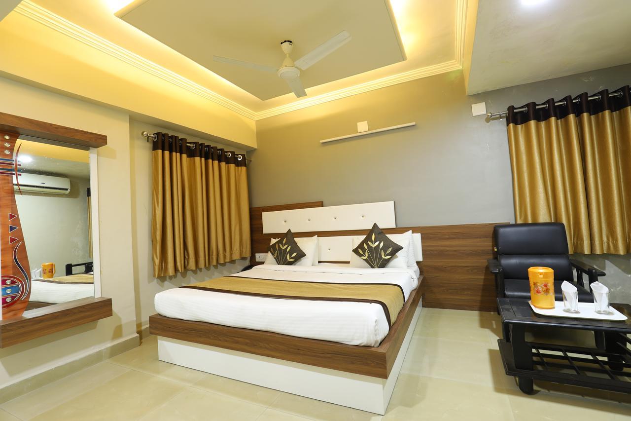Hotel Loyal Residency Jamnagar Exterior photo