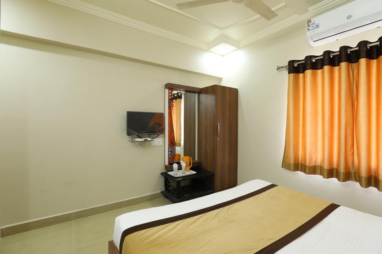 Hotel Loyal Residency Jamnagar Exterior photo