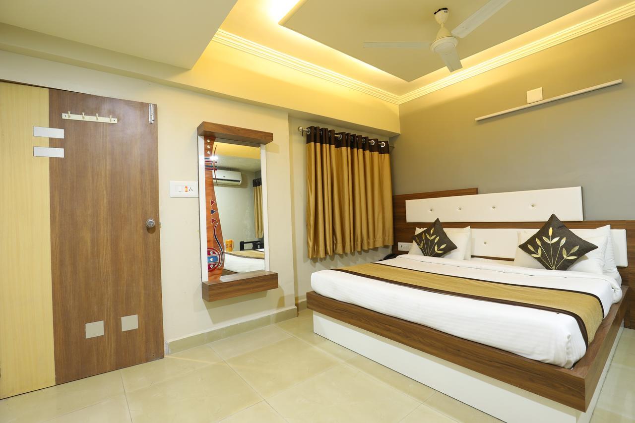 Hotel Loyal Residency Jamnagar Exterior photo