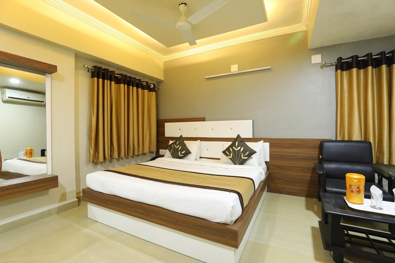 Hotel Loyal Residency Jamnagar Exterior photo