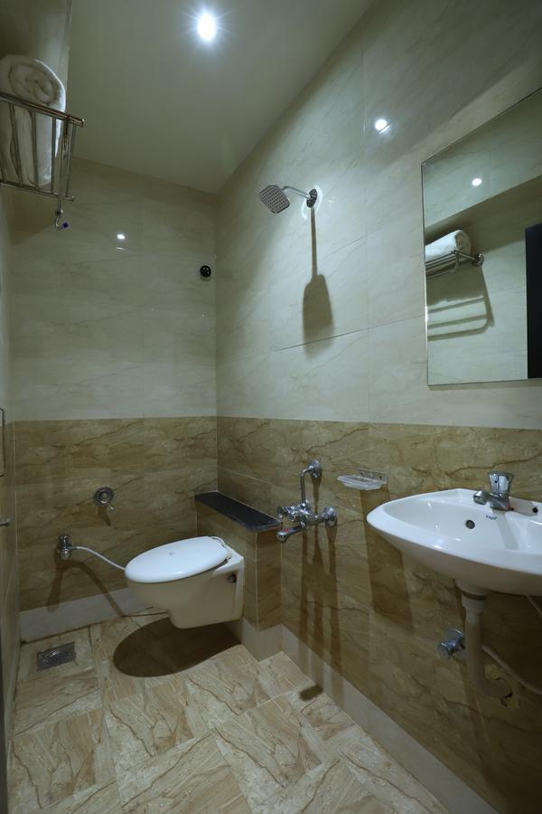 Hotel Loyal Residency Jamnagar Exterior photo