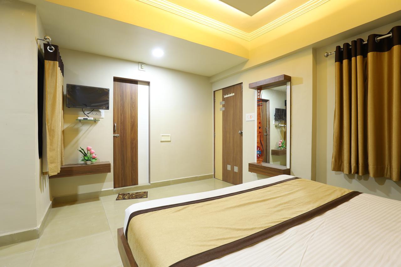 Hotel Loyal Residency Jamnagar Exterior photo