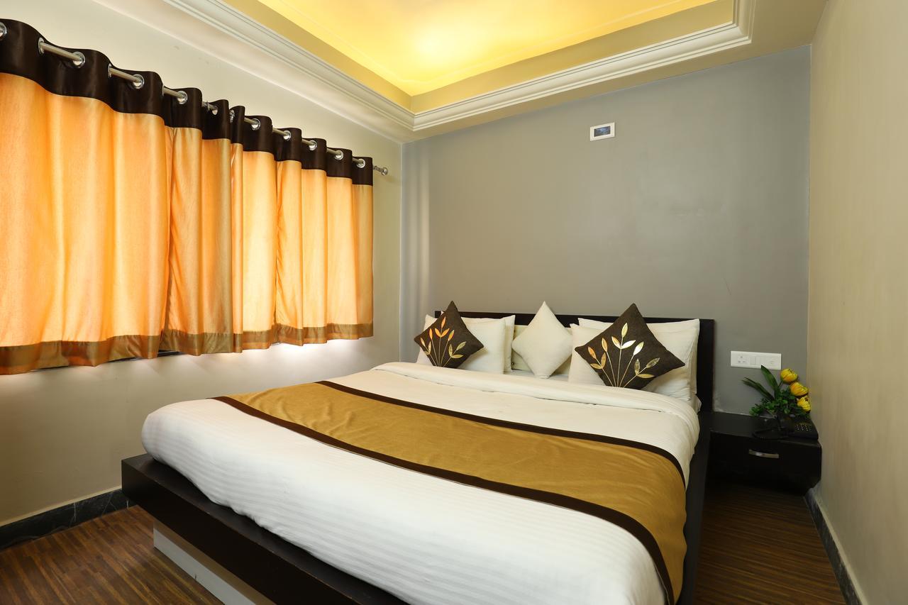 Hotel Loyal Residency Jamnagar Exterior photo