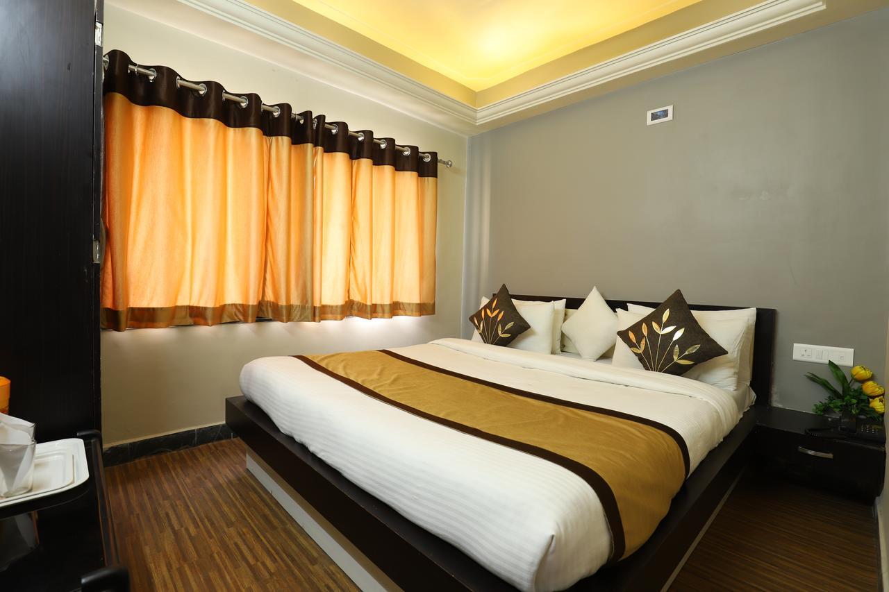 Hotel Loyal Residency Jamnagar Exterior photo