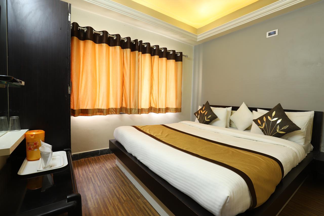 Hotel Loyal Residency Jamnagar Exterior photo